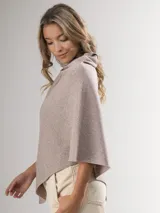 Poncho italiano de punto liviano, color tostado, con diseño asimétrico y cuello alto.