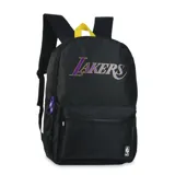 Mochila urbana negra con diseño oficial de Los Angeles Lakers. Presenta el logo del equipo estampado en el frente en colores violeta y amarillo, bolsillo frontal con cierre, tiradores personalizados y asa superior amarilla.