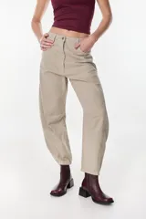 Pantalón de jean tipo balloon fit en color beige, de tiro medio con bolsillos laterales y traseros.