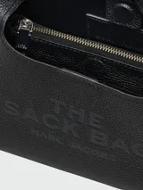 Cartera tipo hobo de cuero negro, con diseño estructurado y asa superior integrada. Presenta el logo de la marca grabado en el frente.