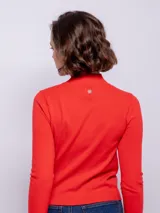 Polera color crema de tejido de punto, manga larga y cuello alto.