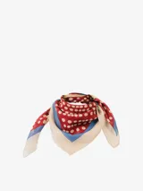 Pañuelo cuadrado confeccionado en mezcla de algodón y seda. Presenta un diseño de lunares blancos sobre fondo bordó, con un borde interior azul y un borde exterior beige.