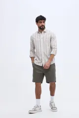 Camisa de manga larga con diseño de rayas verticales, confeccionada en mezcla de lino y algodón, con cuello camisero y cierre frontal de botones.