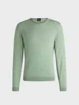 Suéter de punto fino en lana merino, color verde claro, con cuello redondo, mangas largas y puños y ruedo acanalados.