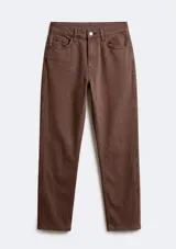 Pantalón de corte recto confeccionado en tejido de sarga color marrón, con cierre de botón y cremallera, y diseño de cinco bolsillos.