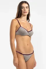 Top de bikini de lurex brillante color champagne con breteles ajustables y cierre con broche en la espalda.