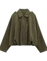 Campera bomber de corte oversized con efecto gamuza en color verde oliva. Presenta cuello clásico, cierre frontal y hombros estructurados con un diseño minimalista y relajado.