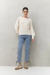 Sweater celeste tramado de silueta relajada, con combinación de texturas en el tejido y mangas abullonadas con puños elastizados.