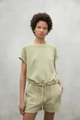 Shorts color verde claro, con cintura elástica ajustable y bolsillos laterales.