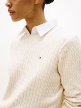 Sweater de punto trenzado fino Tommy Hilfiger, color blanco, de corte regular, cuello redondo y mangas largas con hombros ligeramente caídos. Presenta detalles de canalé en cuello, puños y bajo, con el logo bordado en el pecho.