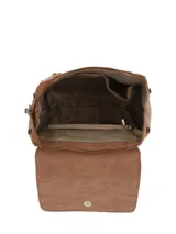Mochila de cuero sintético color caramelo con solapa frontal, cierre principal y bolsillos laterales con tiradores largos. Incluye asa superior y logo de la marca grabado en la parte inferior.