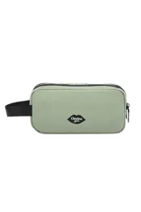 Necessaire rectangular de color verde agua, con cierre superior y correa lateral negra. Presenta un parche frontal con el logo de la marca en colores rojo y negro.