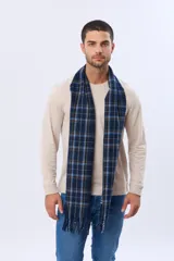 Bufanda de tejido suave con diseño de cuadros en tonos marrones y líneas finas oscuras, terminada con flecos en los extremos.