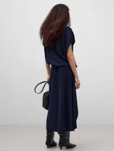 Falda midi de punto azul marino con cinturilla elástica y godet lateral.