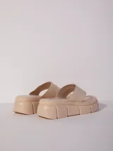 Sandalia con plataforma blanca y tira ancha color verde agua.