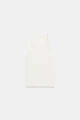 Camiseta sin mangas (manga sisa) color beige, de tejido acanalado y corte ajustado (slim fit) con escote redondo.