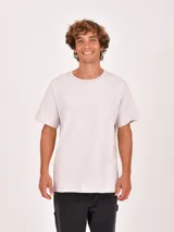 Remera blanca de manga corta con cuello redondo y un bolsillo simple en el pecho.