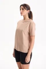Remera básica 100% algodón de manga corta y corte clásico con cuello redondo.