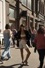Calza corta de lycra negra con rayas verticales blancas y terminaciones en verde flúor.