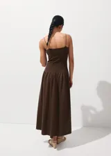 Vestido largo de punto fino color marrón, con tirantes finos, escote en V y diseño con corte en la cintura y falda evasé holgada.