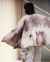 Capa de lana merino afieltrada, color beige con teñido artesanal en tonos marrones. Diseño asimétrico.