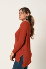 Remera color ladrillo de tejido plano imitación corduroy, con escote en V y tajos en los costados.