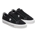 Championes Converse One Star Pro Ox de gamuza negra con estrella blanca en el lateral y suela de goma blanca.