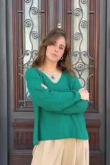 Sweater tejido de punto color verde esmeralda con cuello en V y mangas largas.