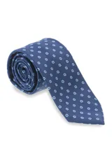 Corbata morada con pequeños lunares blancos.