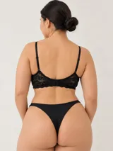 Soutien negro confeccionado en encaje con diseño floral, tirantes finos regulables y cierre posterior.