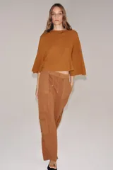 Pantalón cargo de tiro medio con efecto lavado, confeccionado en algodón. Presenta cintura elástica ajustable con cordones, bolsillos laterales y bolsillos de plastrón con solapa en las piernas. Diseño de pierna recta con combinación de tejidos a tono.