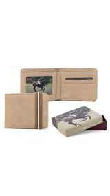 Billetera de cuero sintético color beige, con diseño liso y una banda elástica decorativa con rayas verticales en el lateral derecho.