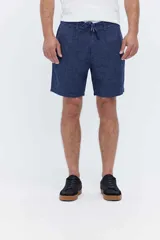 Bermuda estilo chino confeccionada en mezcla de lino y algodón, color azul melange, de corte suelto, cintura elastizada con cordón ajustable y pinzas delanteras.
