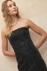 Vestido midi strapless de color celeste, con textura tipo lavada, cierre en la espalda y corte en la parte inferior.