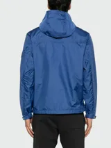 Campera impermeable Moncler modelo Etiache color azul, con capucha ajustable, cierre frontal, bolsillos laterales con botón a presión y parche con el logo de la marca en la manga.