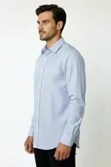 Camisa de algodón de manga larga con diseño de rayas verticales en tonos gris y blanco, cuello camisero clásico y cierre frontal con botones.