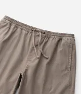 Bermuda masculina de sarga texturizada en color negro, con cintura elástica y ajuste mediante cordón. Presenta un corte regular, bolsillos laterales y un bolsillo trasero aplicado.