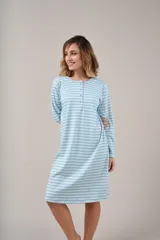 Camisón gris melange de punto, con cuello redondo con botones y mangas largas.