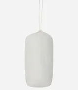 Campera ultra leve Blue Steel, confeccionada en poliamida, con diseño de gajos, capucha, cierre frontal por cremallera, bolsillos laterales con botones y elástico en los puños.