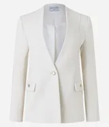 Blazer color crema en tejido tweed, de corte recto, sin solapa, con cierre frontal de un botón y bolsillos con solapa.