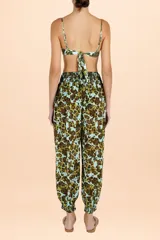 Pantalón bombacho de silueta amplia y talle alto, con cintura y puños elásticos fruncidos. Presenta un estampado orgánico en tonos marrones y celestes.
