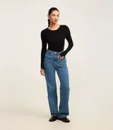 Suéter de punto acanalado color beige, con cuello redondo y mangas largas. Confeccionado en tejido tricot con textura suave y ajuste al cuerpo.