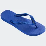 Ojotas Havaianas modelo Top, de diseño clásico y minimalista, confeccionadas en goma de alta calidad con textura antideslizante en la suela y tiras anchas con el logo de la marca en relieve.