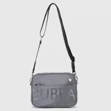 Cartera tipo bandolera de la marca Bubba, color gris, con diseño rectangular y cierre superior. Presenta un bolsillo frontal abierto con una argolla metálica decorativa y el logo de la marca estampado en el frente. Incluye una correa larga ajustable y desmontable de color negro.