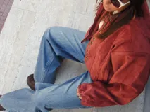 Campera tipo bomber color bordó, confeccionada en gamuza, con cierre frontal y una hilera de botones metálicos decorativos a lo largo de la solapa. Presenta mangas largas con puños holgados y un diseño de corte oversize.