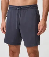 Bermuda deportiva Get Over color beige, confeccionada en poliéster con textura en relieve. Cuenta con cintura elástica con cordón ajustable, bolsillos laterales con cierre e incorporación de estampa localizada.