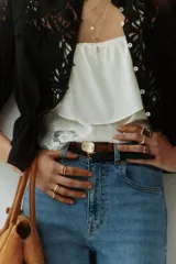 Jean tobillero de cinco bolsillos en denim de mezcla de algodón y viscosa con leve stretch. Piernas amplias, corte estándar de cintura a cadera y corte holgado de muslo a bajo, con cintura de tiro alto, cierre y botón.