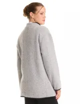 Cardigan de tejido de punto con diseño de espiga en color beige, totalmente forrado en corderito sintético blanco. Presenta cuello solapa, cierre frontal con botones, bolsillos tipo parche con solapa y terminaciones con vivos en contraste.