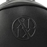 Mochila negra de cuero sintético con cierre superior y bolsillo frontal con cierre. Tiene un asa de mano y correas regulables para los hombros.