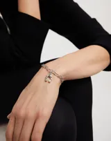 Pulsera plateada con eslabones rectangulares grandes y cierre de mosquetón.